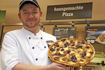 Pizza mit Ente, Rotkohl und Klößen als Zwickauer Weihnachts-Klassiker: „Viele Kunden warten jedes Jahr darauf“ - Christoph Richter, Restaurant-Leiter im Zwickauer Globus, hatte die Idee für die Pizza mit Ente, Rotkohl und Klößen.
