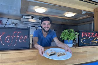 Pizza-Mobil parkt vorm Naturbad in Grünhain – Der junge Inhaber ist kein Unbekannter - Bence Mészöly steht mit seinem Mobil am Naturbad Grünhain. Es gibt auch Strudel und Kaffee.