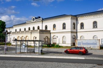 Pizza, Pasta und Carpaccio bald im Crimmitschauer Bahnhof? - Die Terrasse des altehrwürdigen Crimmitschauer Bahnhofsgebäudes hatte es dem Gastronom aus Hohenstein-Ernstthal sofort angetan.