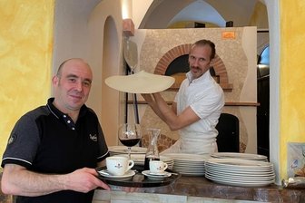 Pizza, Pasta und Salate: Neuer Italiener in Schwarzenberg - Andrea Cocco (l.) und Stefano Montedoro - empfangen ab sofort Gäste in der Trattoria la Vecchia Farmacia in Schwarzenberg am Markt. 