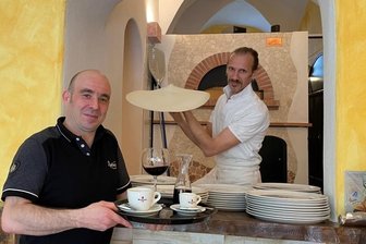 Pizza, Pasta und Salate: Neuer Italiener in Schwarzenberg - Andrea Cocco (l.) und Stefano Montedoro - empfangen ab sofort Gäste in der Trattoria la Vecchia Farmacia in Schwarzenberg am Markt.
