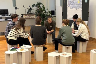 Pizza, Plausch und Politik: Was die Jugend in Reichenbach ändern will - Kulturpädagoge Christian Nestler (hinten Mitte) im Gespräch mit einer der drei Arbeitsgruppen im ersten Workshop des Projektes „Jugend macht Stadt“ im Reichenbacher Ratssaal.
