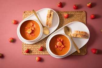 Pizza, Salsa oder Suppe: Erdbeere kann mehr als Marmelade - Die Erdbeer-Tomatensuppe besteht zu drei Teilen Tomaten und einem Teil Erdbeeren. Die Früchte werden gekocht, püriert und mit Curry gewürzt.