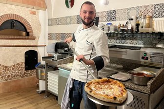 Pizzen in Herzform zum Valentinstag – kulinarische Liebeserklärung im Restaurant Sole mio Schwarzenberg - Bence Mészöly präsentiert eines der fertigen Pizza-Herzen.