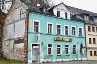 Pizzeria-Gebäude an der B 92 in Adorf wird abgerissen - Die Tage des Hauses Egerstraße 10 in Adorf sind gezählt. Der Stadtrat hat den Abriss des Gebäudes direkt an der B 92 beschlossen.