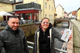 Pizzeria und Museum in Hainichen laden ein: Neues Straßenfest soll Stadt beleben - Doreen und Sandro Anzi vor ihrer Pizzeria „San Marco“ in der Spülgasse in Hainichen. Hier soll am 31. August ein Straßenfest mit Bezug zu altem Handwerk steigen, bei dem auch die Figur der „Wäscherin“ eingeweiht werden kann.