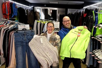 Pizzeria-Wirt eröffnet in Reichenbach Laden mit Mode aus Italien - Jacken, Hosen, Blusen, Hemden. Pullover und vieles mehr aus Italien gibt es ab 25. März im „Style Abbigliamento“ in Reichenbach. Alessandro Renis hatte die Idee dazu. Elisabetta Galbussera steht hinterm Ladentisch.