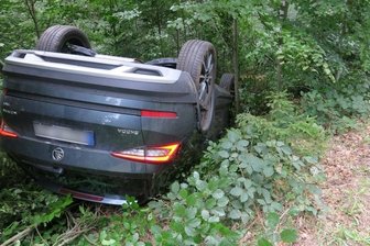 Pkw bleibt auf dem Dach liegen - 