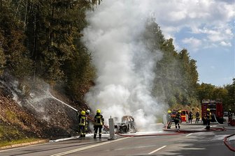 Pkw-Brand im Erzgebirge: An Bundesstraße 174 bei Hohndorf brennt Fahrzeug aus - An der B 174 zwischen Zschopau und Hohndorf hat am Samstag ein Pkw gebrannt. Das Feuer griff auch auf die Böschung über.