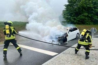 Pkw brennt an der Bundesstraße - Bei Schneeberg ist ein Pkw in Brand geraten. Er konnte noch rechtzeitig von der B 93 abfahren. 