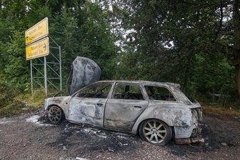 Pkw brennt auf Parkplatz an der A 4 bei Berbersdorf - Dieser Pkw ist auf einem Pendlerparkplatz an der A-4-Auffahrt Berbersdorf in Brand geraten.