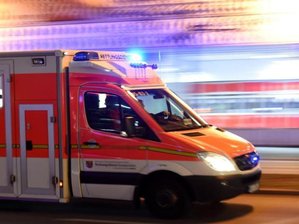 Pkw fährt gegen Hauswand - fünf Verletzte -
