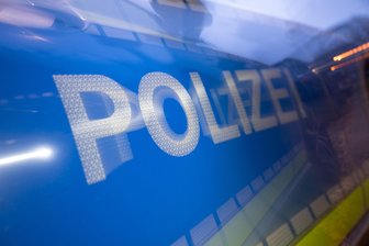 Pkw-Fahrer bei Unfall in Kirchberg leicht verletzt - Das Wort Polizei ist an einem Polizeifahrzeug zu sehen.