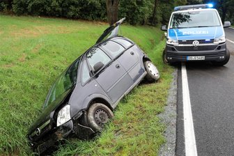 Pkw-Fahrerin landet auf S 270 zwischen Grünhain und Zwönitz im Graben - Die Fahrerin eines Pkw Opel ist am Donnerstag auf der S 270 im Graben gelandet.