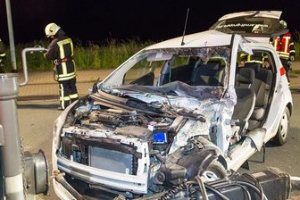Pkw gerät unter Lkw-Anhänger -