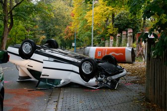 Pkw kollidiert mit Litfaßsäule: Zwei Verletzte -