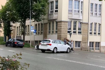 Pkw krachen auf "Hähnchengrill"-Kreuzung zusammen - Ein weißer Fiat und ein älterer VW Golf sind am Freitag um 14.35 Uhr auf der B90, der Friedensstraße in Plauen, in einen Unfall verwickelt worden.