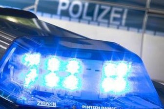 Pkw landet im Schaufenster - Nicht auf einem Stellplatz, sondern in einem Schaufenster gelandet ist am Montagnachmittag in Werdau eine Suzuki-Fahrerin.