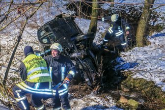 Pkw landet im Wassergraben -