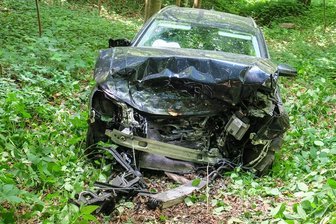 Pkw landet in Böschung: Fahrerin schwer verletzt -