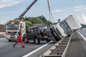 Pkw mit Hänger prallt auf A72 an Leitplanke -