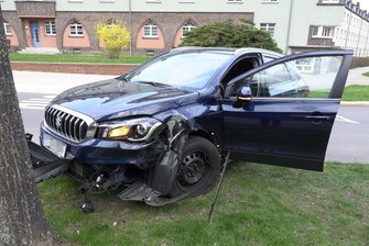 Pkw prallt gegen Baum - 