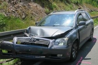 Pkw schlägt zweimal in Leitplanke ein - Vom Aufprall in die Leitplanken gezeichnet: Der Toyota musste abgeschleppt werden.