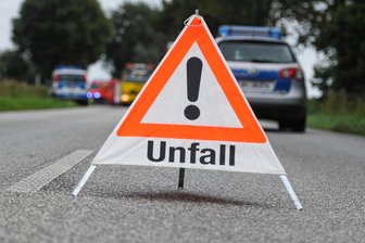 Pkw soll in Niederwürschnitz Müllmann touchiert haben - Die Polizei sucht Zeugen eines Unfalls in Niederwürschnitz.