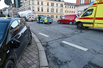 Pkw stößt auf Bundesstraße im Erzgebirge mit Laster zusammen: Auto wird auf Fußweg geschleudert - Auf der Schneeberger Straße in Aue sind ein Pkw (l.) und ein Laster zusammengestoßen.