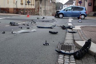 Pkw stößt mit Bus zusammen - 