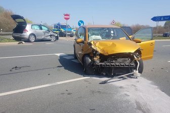 Pkw stoßen an Anschlussstelle Plauen-Ost zusammen - An der Anschlussstelle Plauen-Ost sind am Freitag gegen 11.50 Uhr zwei Autos frontal ineinandergefahren.