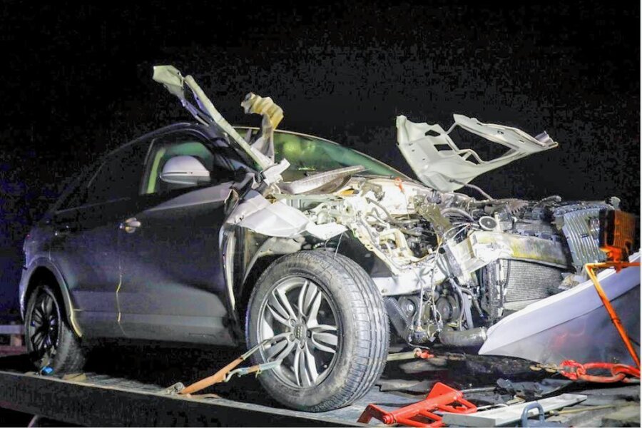 Pkw streift Lkw: A 4 bei Frankenberg nach Unfall gesperrt - Bei einem Unfall auf der Autobahn 4 in Höhe Parkplatz Rossauer Wald wurde ein Audi stark beschädigt. 