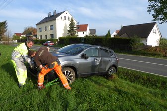 Pkw überschlägt sich - Fahrerin leicht verletzt - Eine Frau ist am Dienstagmorgen auf der B 173 in Schönfels mit ihrem Fahrzeug von der Fahrbahn abgekommen.