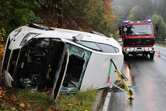 Pkw überschlägt sich im Erzgebirge: Mann schlägt Frontscheibe mit Axt ein, um Fahrerin zu befreien - Ein Lkw-Fahrer hat die Frontscheibe eingeschlagen, um die Frau aus dem Auto zu befreien.