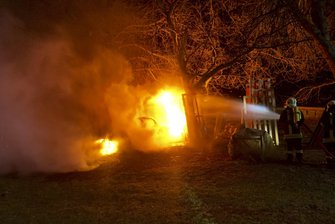 Pkw und Hasenställe in Flammen - 