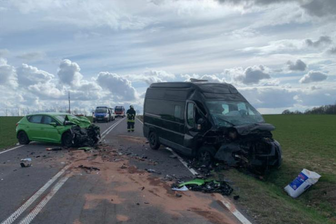 Pkw und Kleintransporter kollidieren - Drei schwerverletzte Personen -