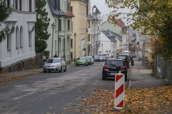 Pläne für Straßenausbau in der Kritik - Die Dr.-Robert-Koch-Straße zwischen der Schillerstraße und der Straße der Deutschen Einheit (Blickrichtung im Foto) in Burgstädt ist in einem sehr schlechten Zustand. Der Ausbau ist dringend notwendig. 
