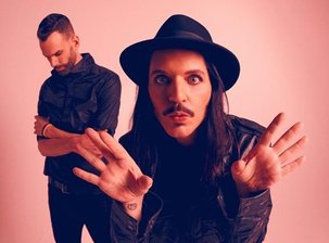 Placebo nochmal mit Gefühl: Was kann die neue Livebox der Legende? - Stefan Olsdal und Brian Molko