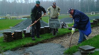 Plackerei im Regen für Sonnenhungrige - 
              <p class="artikelinhalt">Stefan Knöckel, Lutz Kätzel und Steffen Scherzer (von links) haben sich am Samstag im strömenden Regen abgeplackt: Das Freibad Haselbrunn soll am 1. Mai die Tore öffnen. Sie und weitere Mitglieder des Badfördervereins legten unter anderem einen neuen Weg zu den historischen Umkleidekabinen an. </p>
            