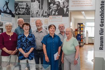 Plädoyer für Frieden und Gewaltfreiheit: Margot Käßmann besucht Werdau - Margot Käßmann (3. von rechts) mit Mitgliedern des Martin-Luther-King-Zentrums.