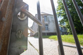Pläne des Plauener OBs für Asylheim-Abriss: Was sagen die Stadträte? - Das Plauener Asylbewerberheim an der Kasernenstraße ist kein heimeliger Ort. Von den 270 Plätzen sind offiziell 230 belegt, tatsächlich leben dort aber kaum mehr als 50 Menschen. Plauen will den Mietvertrag kündigen, der Vogtlandkreis als Betreiber wird zum Handeln gezwungen.