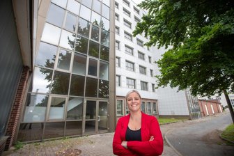 Pläne für 120-Millionen-Euro-Investition in Plauen: Kommt eine Biomethangas-Anlage aufs Plamag-Gelände? - Marie Seidel, Büroleiterin der Betreibergesellschaft 3P Plauen, vor dem Plamag-Gebäude. Auf dem Gelände sollen mehrere neue Firmen angesiedelt werden.