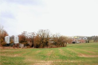 Pläne für Bau eines Stromspeichers auf Fläche in Coschütz - Dieses Bild bietet sich dem Betrachter von der vorbeiführenden S 298 auf das Industriegebiet Coschütz mit dem ehemaligen Saustall (rechts neben den Hochsilos). Auf diesem Areal sollen die Elemente zur Stromspeicherung aufgestellt werden.