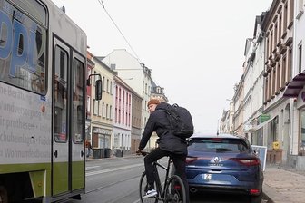 Pläne für den Radverkehr in Zwickau: Stadträte sind uneins - Radfahrer haben es in Zwickau nicht einfach - ein Beispiel von vielen ist die Leipziger Straße. Dort gibt es keinen Radweg, zudem müssen Radfahrer auf parkende Autos und die Straßenbahn achten.