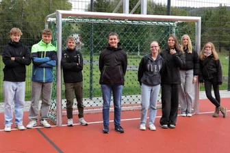Pläne für Jugendtreff im Erzgebirge: Jugendliche verlegen 500 Meter Kabel - Die Jugendlichen freuen sich über den neuen Bolzplatz und planen am 3. Oktober ein Turnier.