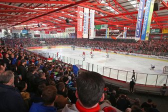 Pläne für neue Eisarena: Experten aus Ministerien sollen Crimmitschau unterstützen - Ein Heimspiel der Eispiraten Crimmitschau im Kunsteisstadion im Sahnpark.