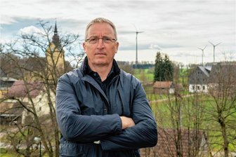 Pläne für neue Windräder bei Erlau: Crossener fürchten Lärm - Der Crossener Thomas Koch hat Sorge, dass die geplanten Windräder Lärm verursachen. Schon jetzt sagt er: "Wir haben Nächte, in denen wir die Fenster nicht aufmachen können." 