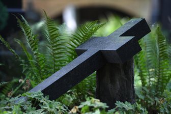 Pläne für neues Krematorium im Erzgebirge: Bald kräht danach kein Hahn mehr - Die Feuerbestattung, bei der ein Verstorbener im Sarg eingeäschert und die Asche beigesetzt wird, drängt in Deutschland zunehmend die klassische Sargbestattung zurück.