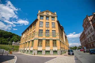 Pläne für neues Pflegeheim in Aue: So steht es um das Bauprojekt an der Wellner-Fabrik - Blick auf die frühere Wellner-Fabrik in Aue. Ein Gebäudeteil ist bereits seit längerem verkauft, 2022 folgte der Rest. An der Gebäudeseite auf dem Foto links soll ein großer Anbau entstehen.