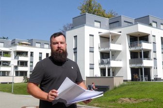 Pläne für neues Wohnbauprojekt in Hartmannsdorf - So sollen die Mehrfamilienhäuser an der Friedrichstraße in Hartmannsdorf aussehen, wie Planer Alexander Franz im Baugebiet an der Hohensteiner Straße in Limbach-Oberfrohna zeigt. Dort sind die Wohnungen nach seinen Angaben bereits verkauft.